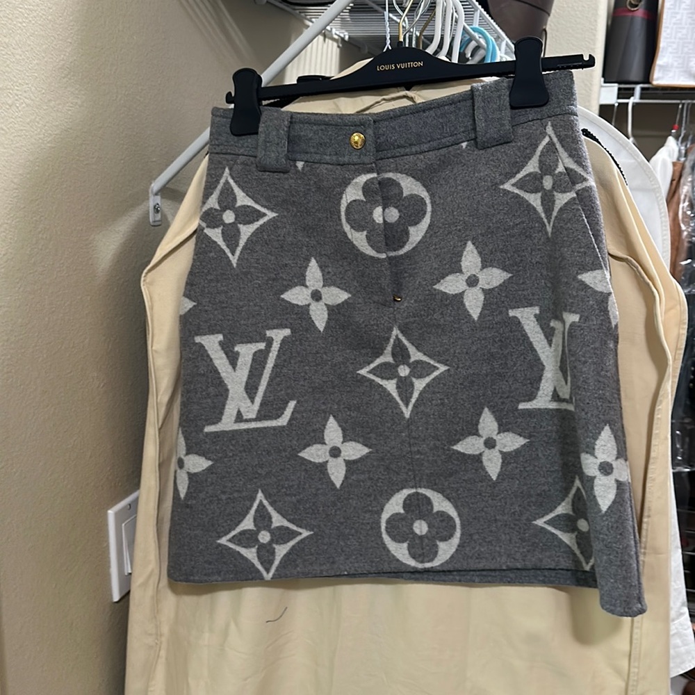 lV skirt 100% authentic